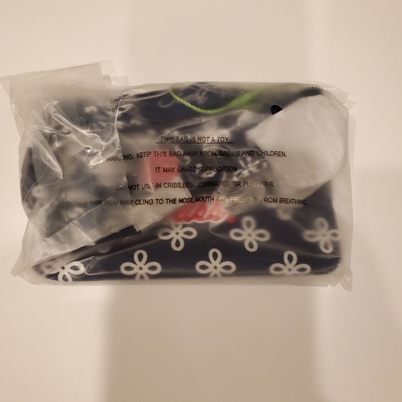 Vera Bradley University of Mississippi Zip ID Lanyard - Picture 3 of 4